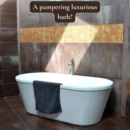 Fantastic 5 Ensuite Bedrooms Pool No Pets Nyaraló *