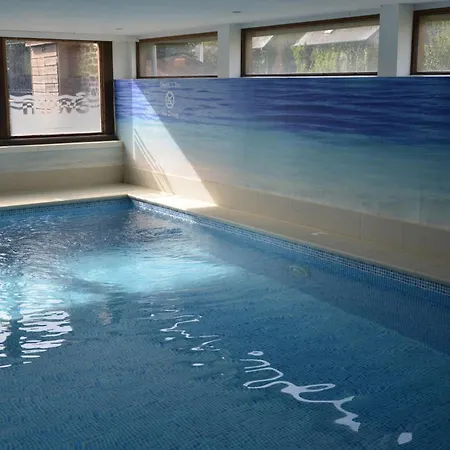 Fantastic 5 Ensuite Bedrooms Pool No Pets