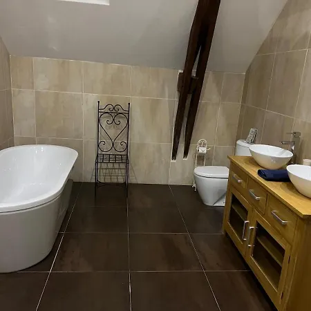 Fantastic 5 Ensuite Bedrooms Pool No Pets Feriehus *