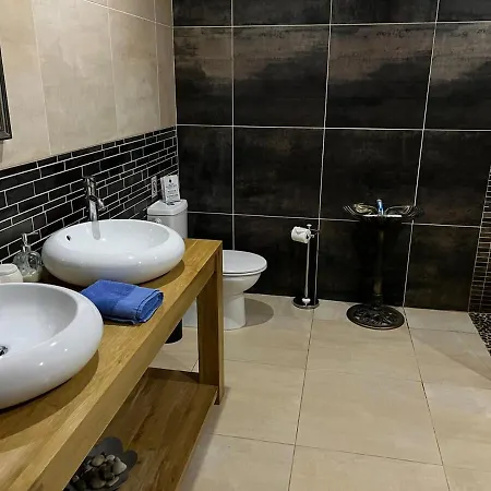 Fantastic 5 Ensuite Bedrooms Pool No Pets