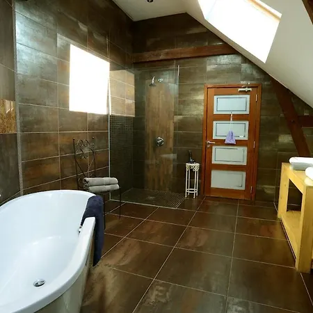 Fantastic 5 Ensuite Bedrooms Pool No Pets Nyaraló *