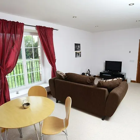 Fantastic 5 Ensuite Bedrooms Pool No Pets *