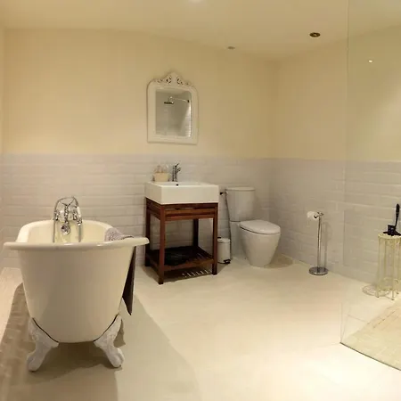 Fantastic 5 Ensuite Bedrooms Pool No Pets * Désertines