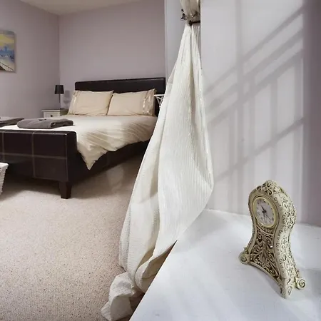 Fantastic 5 Ensuite Bedrooms Pool No Pets