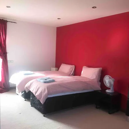 Fantastic 5 Ensuite Bedrooms Pool No Pets Feriehus *