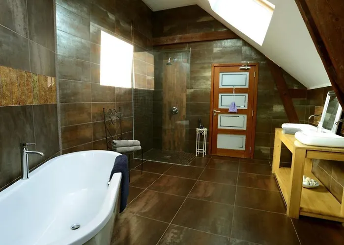 Fantastic 5 Ensuite Bedrooms Pool No Pets 度假居 *