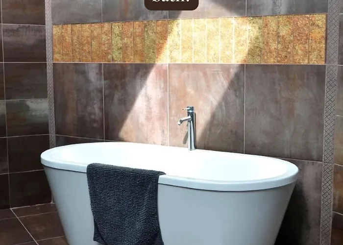 Fantastic 5 Ensuite Bedrooms Pool No Pets 度假居 *