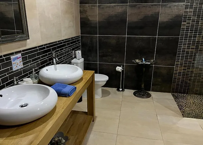 Fantastic 5 Ensuite Bedrooms Pool No Pets