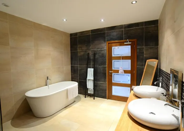 Fantastic 5 Ensuite Bedrooms Pool No Pets 度假居 Désertines