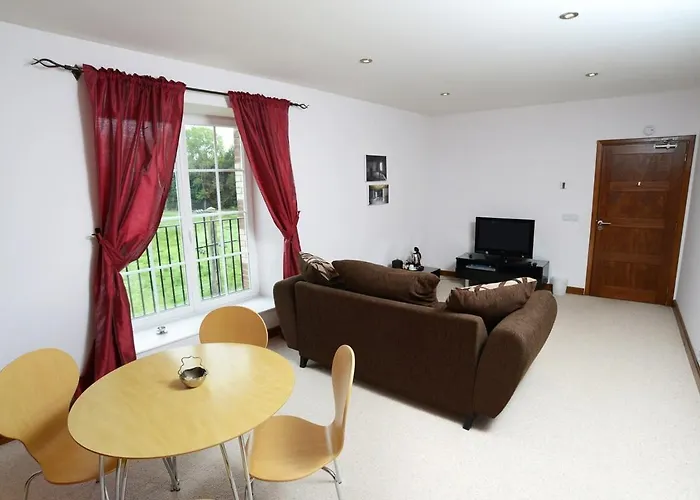 Fantastic 5 Ensuite Bedrooms Pool No Pets *