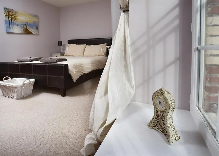 Fantastic 5 Ensuite Bedrooms Pool No Pets